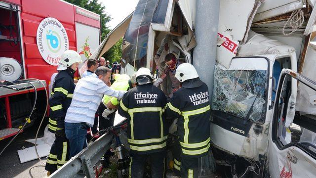 Kamyonet refüjdeki direğe çarptı: 1 ölü, 2 yaralı