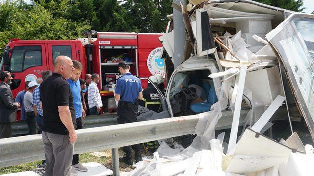 Kamyonet refüjdeki direğe çarptı: 1 ölü, 2 yaralı