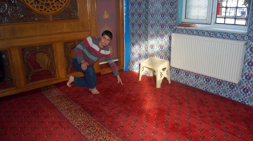 Camide uyuyarak istirahat eden gencin cep telefonunu &ccedil;aldılar