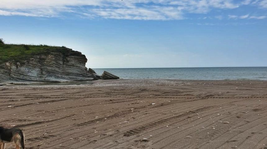 Ak&ccedil;akoca Değirmenağzı Plajı iş makinesi ile temizlendi