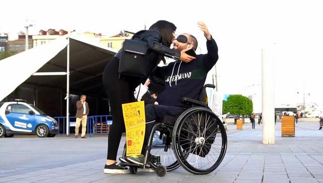 Tekerlekli sandalyesi ile Taksim’e geldi, kollarını açıp ‘Sarıl bana’ dedi