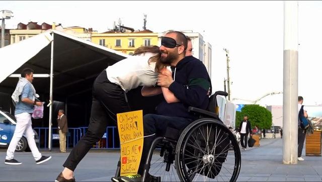 Tekerlekli sandalyesi ile Taksim’e geldi, kollarını açıp ‘Sarıl bana’ dedi