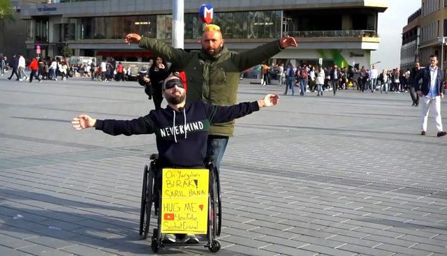 Tekerlekli sandalyesi ile Taksim’e geldi, kollarını açıp ‘Sarıl bana’ dedi