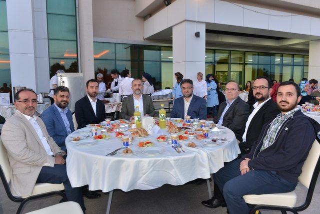 SAÜ personelleri iftarda buluştu