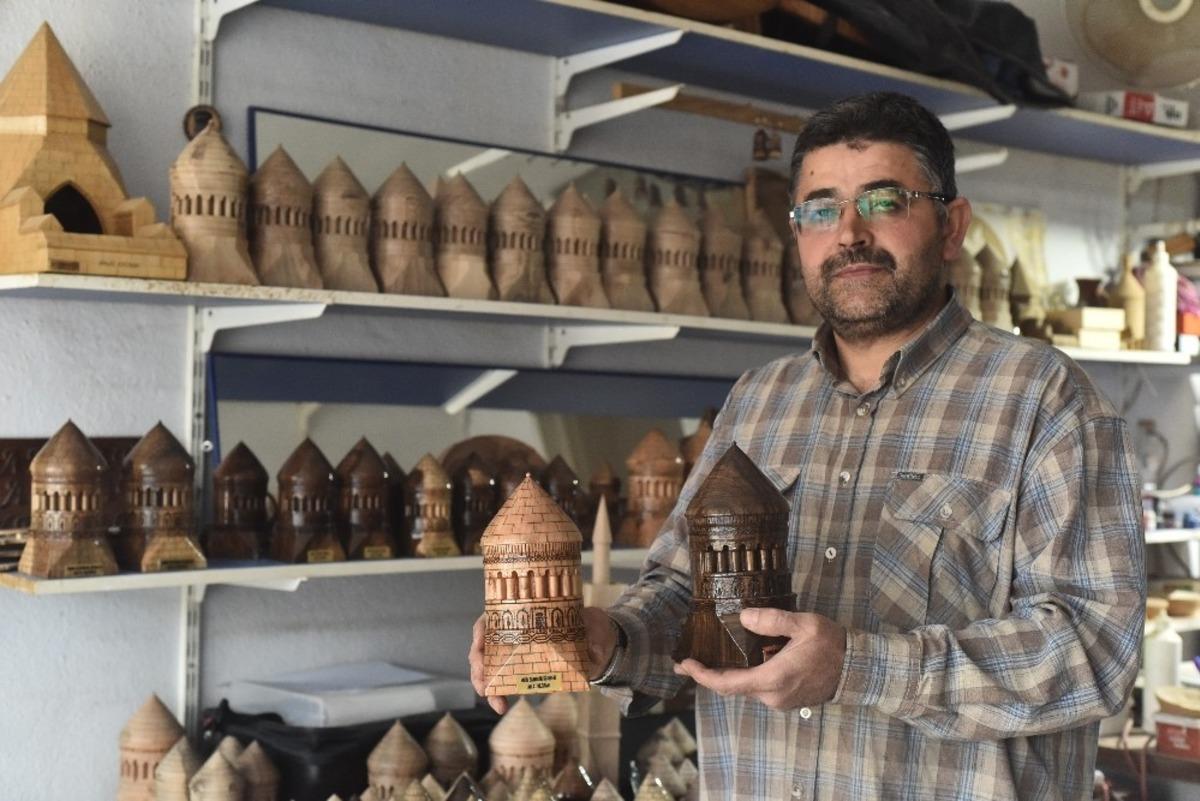 30 yıldır k&uuml;mbetlerin maketini yapıyor