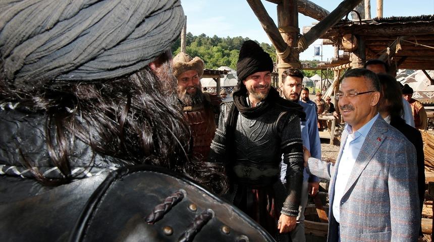 Oktay'dan Diriliş Ertuğrul setine ziyaret