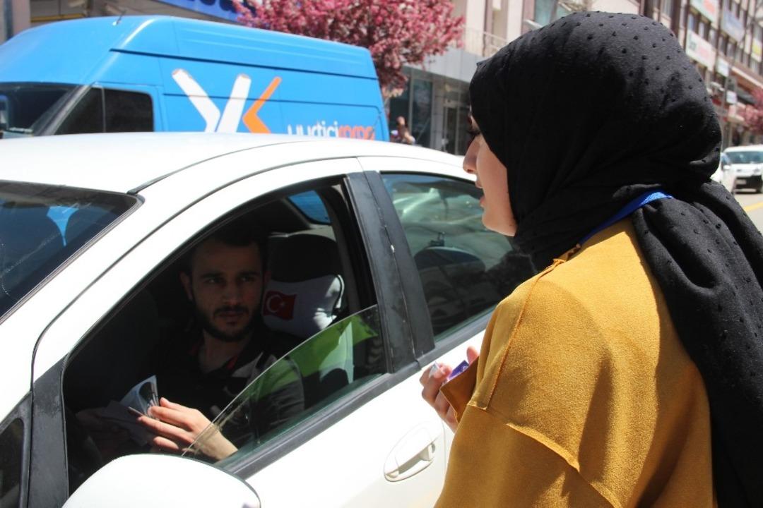 Halkla İlişkiler b&ouml;l&uuml;m&uuml; &ouml;ğrencileri, s&uuml;r&uuml;c&uuml;lerin ve yayaların trafik konusunda bilin&ccedil;lerini test etti