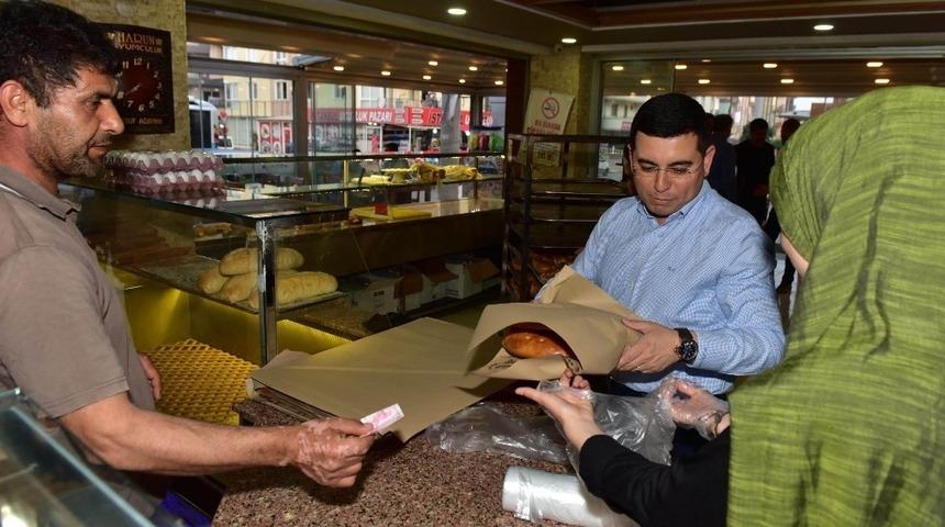 İftarın sıcak pideleri Başkan T&uuml;t&uuml;nc&uuml;&rsquo;den