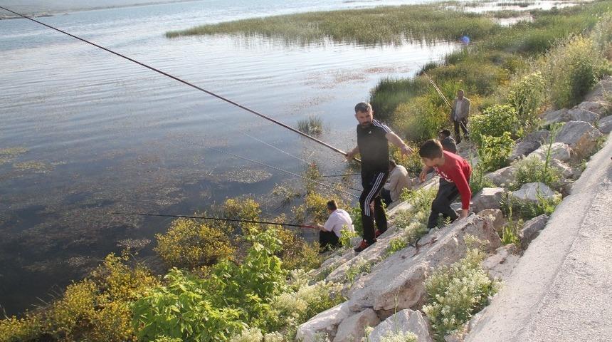 Beyşehir G&ouml;l&uuml; kıyılarında olta avcılarının meskeni oldu