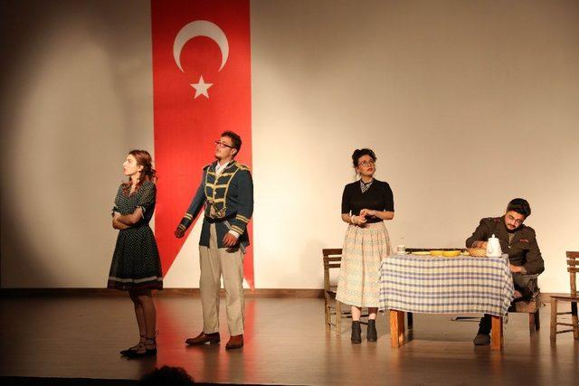 AÜ’lü İngilizce öğretmen adaylarının tiyatro performansı beğenildi