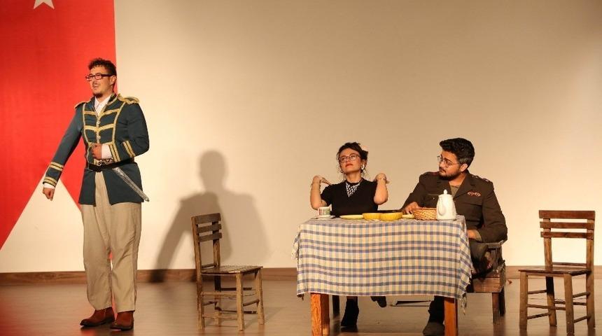 A&Uuml;&rsquo;l&uuml; İngilizce &ouml;ğretmen adaylarının tiyatro performansı beğenildi