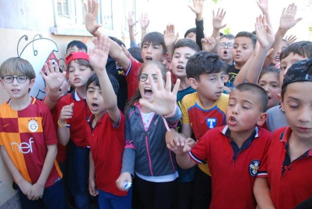 Bin &ouml;ğrenciden &rsquo;akran zorbalığına&rsquo; raplı tepki 1