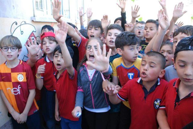 Bin &ouml;ğrenciden &rsquo;akran zorbalığına&rsquo; raplı tepki 3