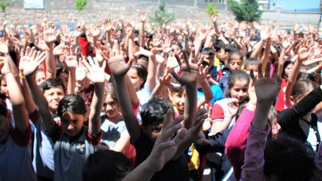 Bin öğrenciden ’akran zorbalığına’ raplı tepki