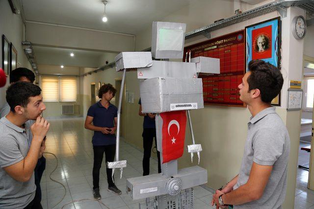 Liselilerin robotu 'Paşa' yürüyüp konuşabiliyor