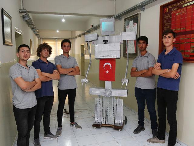 Liselilerin robotu 'Paşa' yürüyüp konuşabiliyor