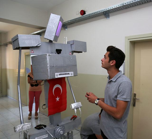 Liselilerin robotu 'Paşa' yürüyüp konuşabiliyor