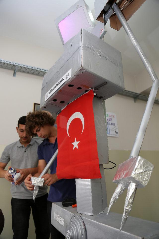 Liselilerin robotu 'Paşa' yürüyüp konuşabiliyor