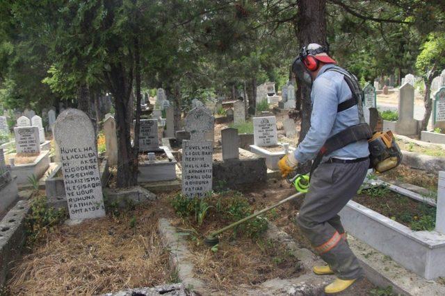 Seydişehir Belediyesi ekiplerinden mezarlıklarda temizlik