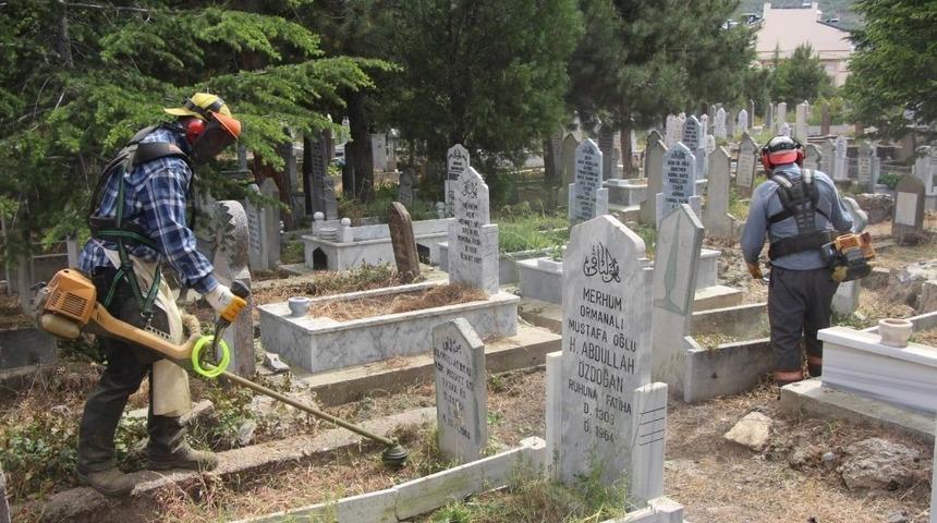 Seydişehir Belediyesi ekiplerinden mezarlıklarda temizlik