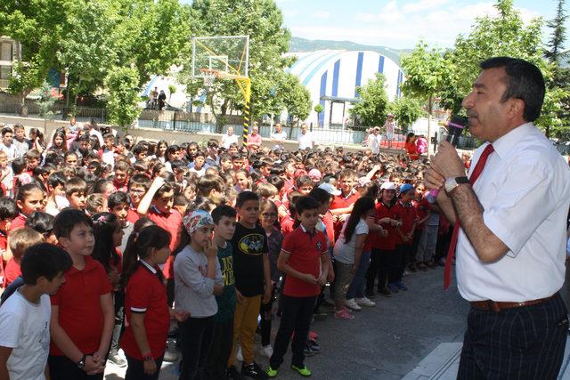 Bin öğrenci akran zorbalığı karşıtı şarkı söyledi 1