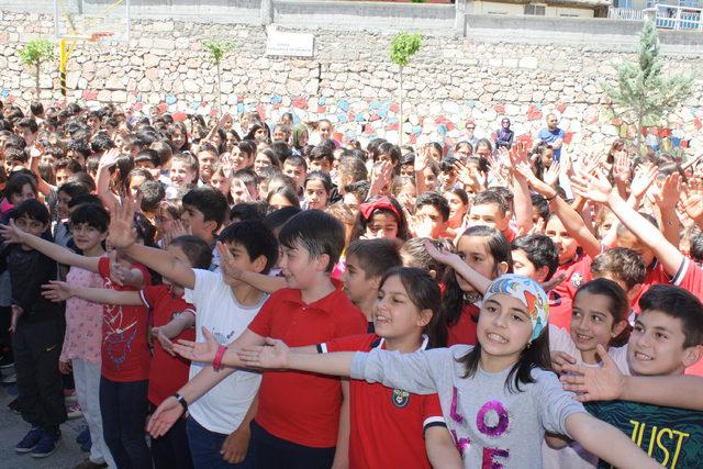 Bin öğrenci akran zorbalığı karşıtı şarkı söyledi 2