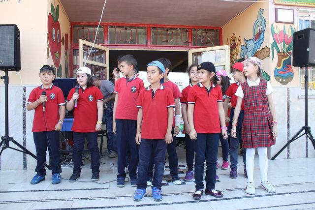 Bin öğrenci akran zorbalığı karşıtı şarkı söyledi 3