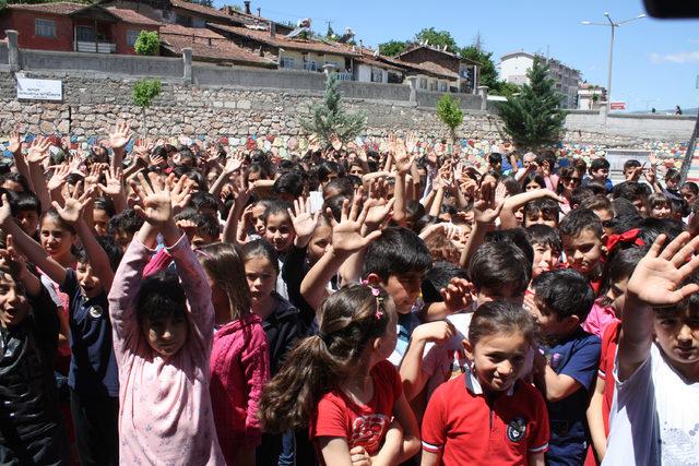 Bin &ouml;ğrenci  akran zorbalığı  karşıtı şarkı s&ouml;yledi 4