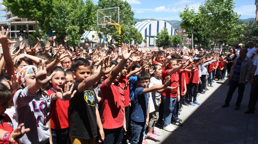 Bin &ouml;ğrenci 'akran zorbalığı' karşıtı şarkı s&ouml;yledi
