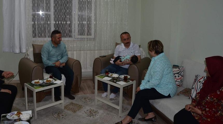 Vali Atik, yaralanan g&uuml;venlik korucusunu ziyaret etti