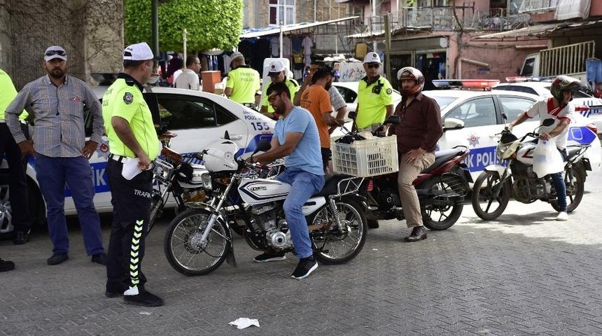 Adana&rsquo;da motosiklet s&uuml;r&uuml;c&uuml;lerine 24 bin lira para cezası