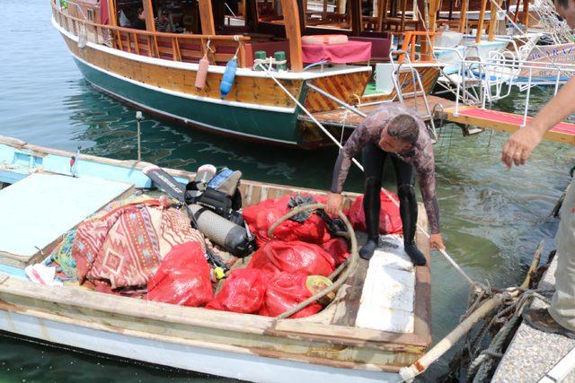 Foça'da, denizden 1 ton çöp çıkarıldı