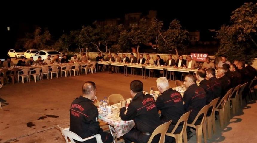 Protokol &uuml;yeleri, itfaiyecilerle sahurda buluştu