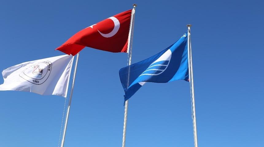Burhaniye &Ouml;ren Plajında mavi bayrak dalgalanıyor