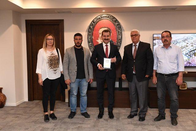 Ayvalıklı esnaflardan Vali Yazıcı ve Başkan Yılmaz’a plaket