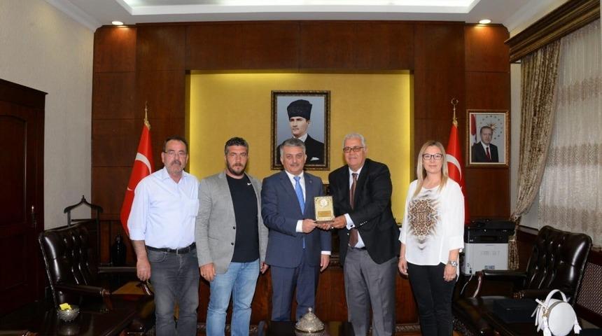 Ayvalıklı esnaflardan Vali Yazıcı ve Başkan Yılmaz&rsquo;a plaket