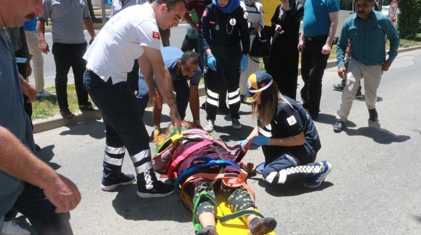 Otomobil yayaya &ccedil;arptı: 1 yaralı