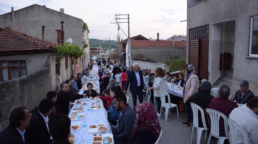 Lapseki&rsquo;de iftarlar devam ediyor