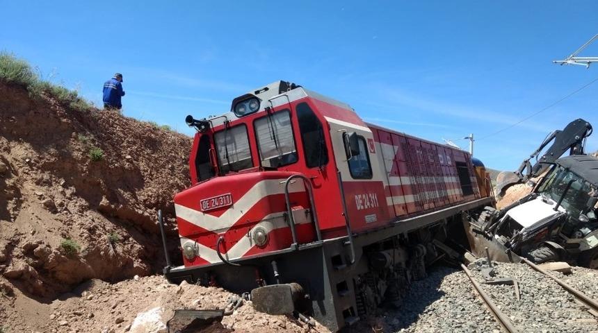 Y&uuml;k treni iş makinesine &ccedil;arptı