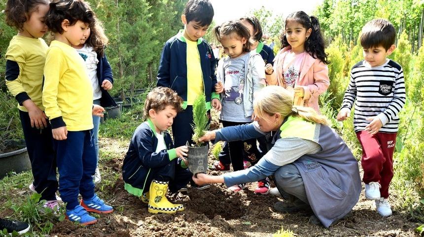 Anaokulu ve kreş &ouml;ğrencileri &ccedil;am fidanlarını toprakla buluşturdu
