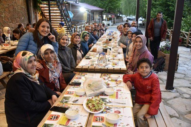 Gümüşhaneli dağcılar 40 gözeli şelalede iftar yaptı