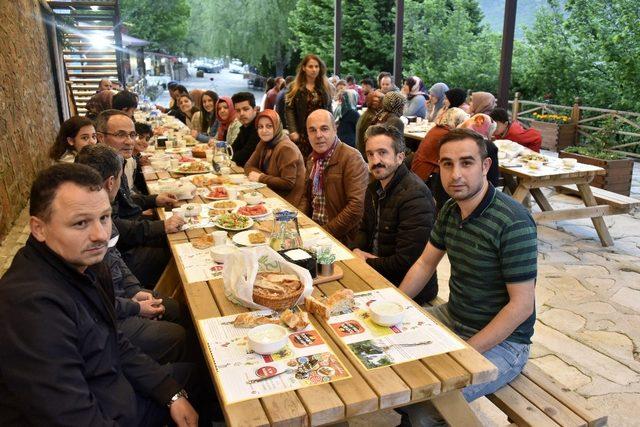 Gümüşhaneli dağcılar 40 gözeli şelalede iftar yaptı