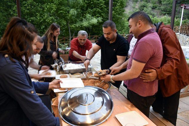 Gümüşhaneli dağcılar 40 gözeli şelalede iftar yaptı