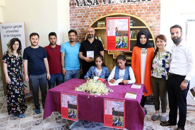 Okul yönetimi yazarları keşfetti, kitap bastırıp imza günü düzenledi