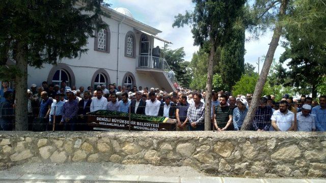 Kazada ölen şehit babası oğlunun mezarının yanına defnedildi