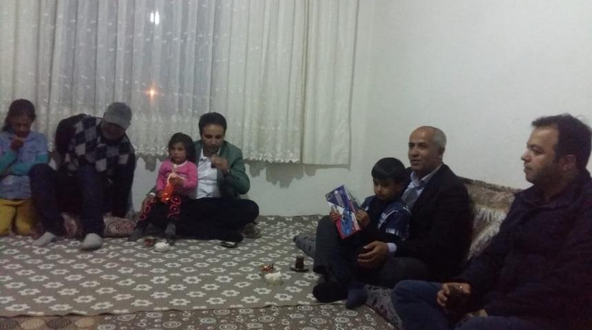 Kaymakam ve belediye başkanı 5 kişilik aileyle iftar a&ccedil;tı