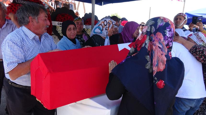 Şehit uzman onbaşı, gözyaşlarıyla son yolculuğuna uğurlandı