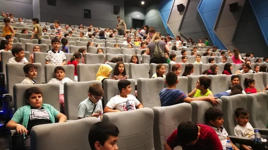3 bin çocuğa sinema keyfi