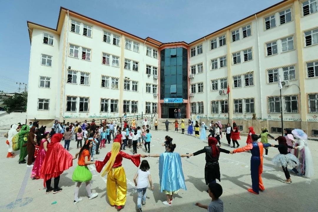 &Uuml;niversite &ouml;ğrencileri minikleri doyasıya eğlendirdi