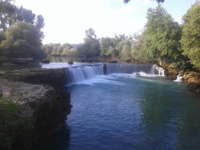 Suyu çekilen Manavgat Şelalesi’nde tehlikeli yolculuk